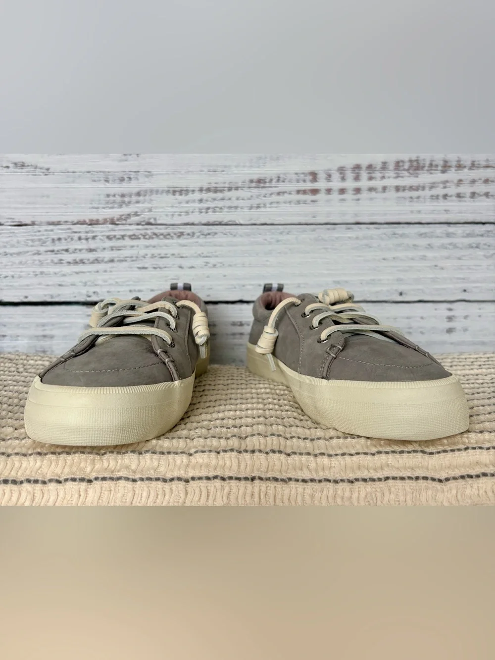 Sperry crest vibe